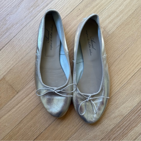 Anniel Gold Flats with Bow and Rounded Toe - Picture 1 of 5